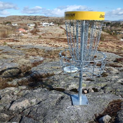 Her ser vi teepaden på hull 1 ved veien. Endel høydemeter opp.