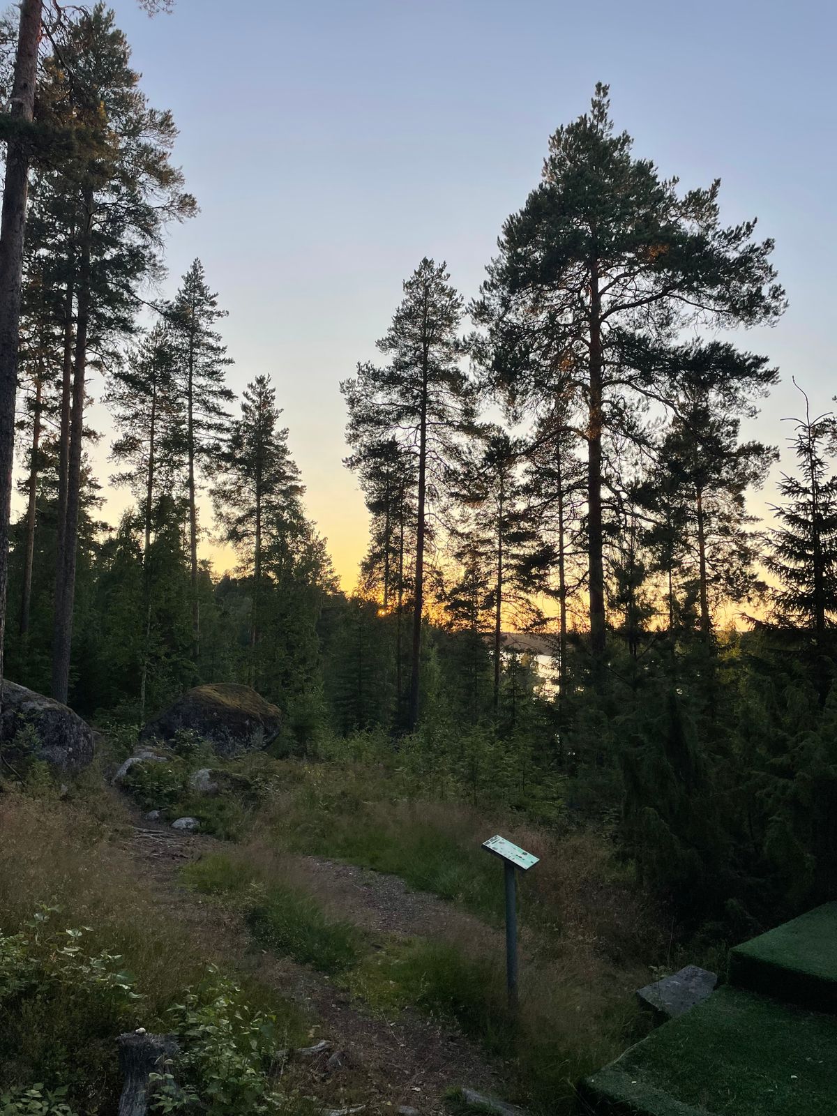 Keitele väylän 16 taustalla