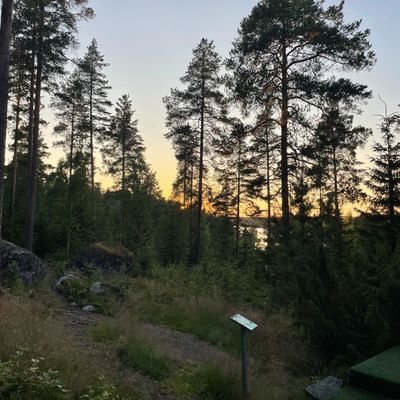 Keitele väylän 16 taustalla
