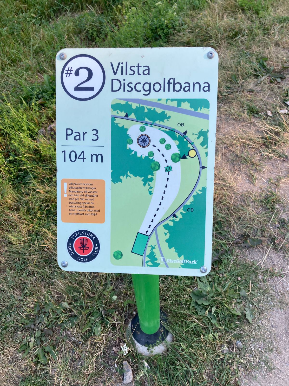 Tee signs on all holes, with additional info(in swedish).