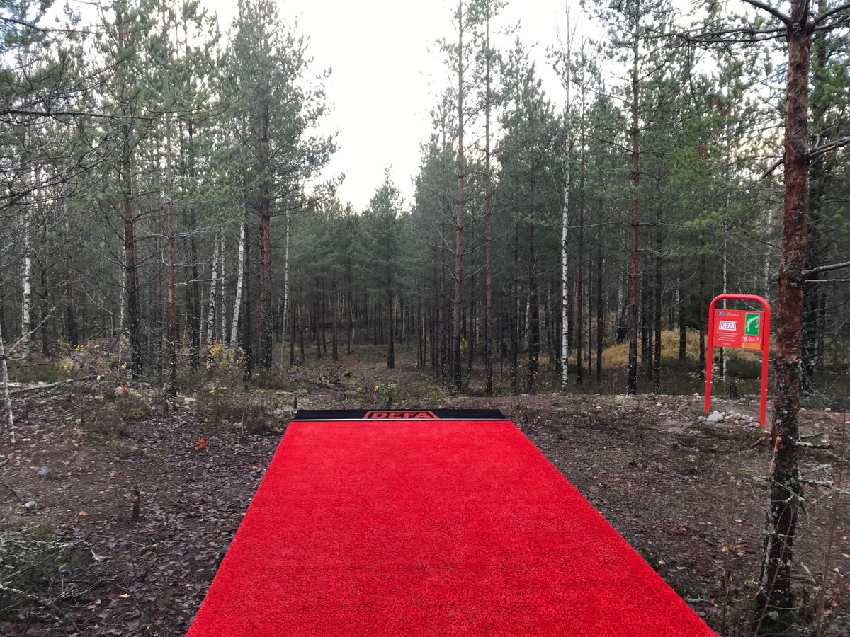 6-väylä: 148m, Par4 (toinen radan kahdesta Par4 väylästä. Avaus alas oikealle ja siitä jatkoheitto)