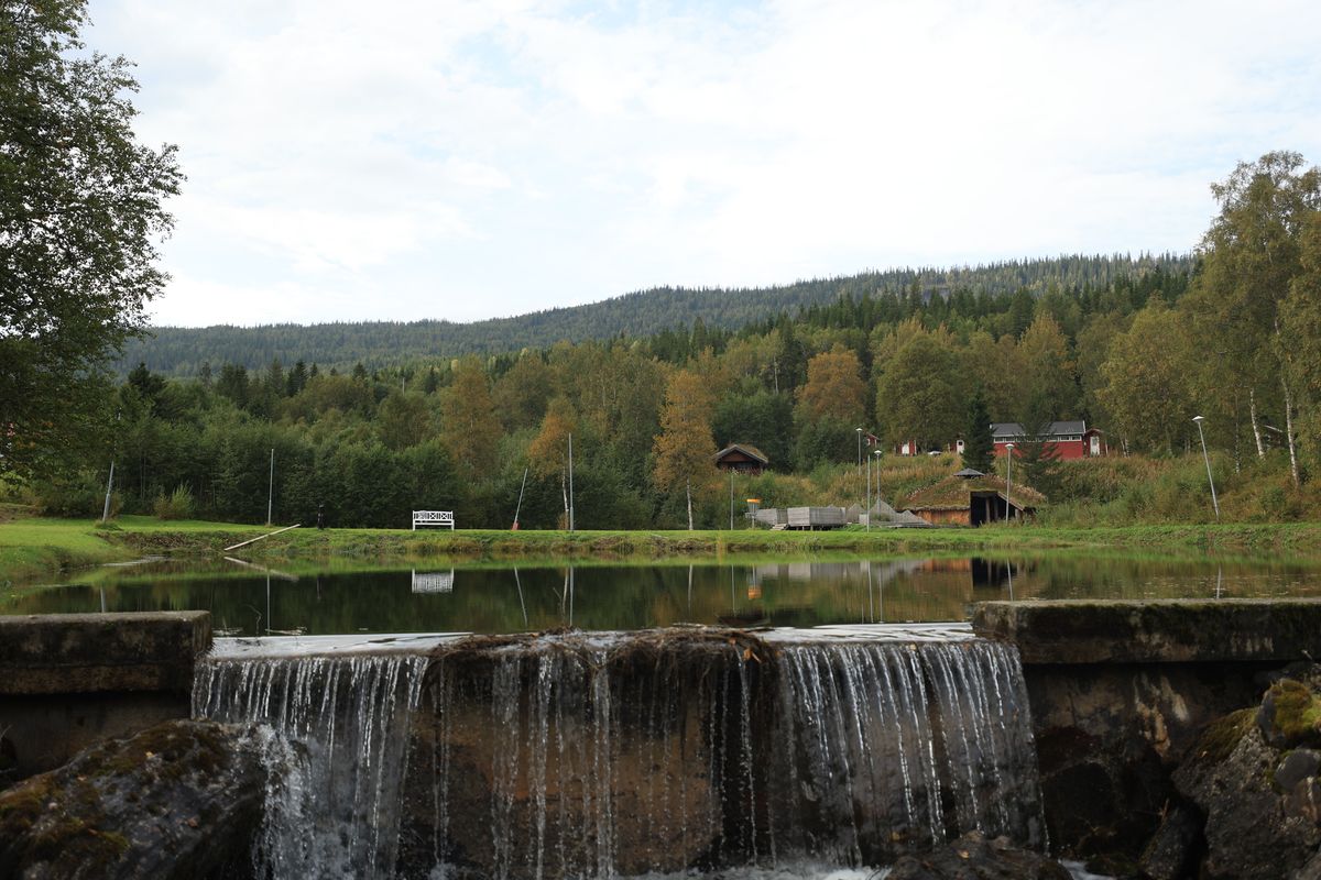 Idyllisk dam med hull 1 og 6 kryssende over
