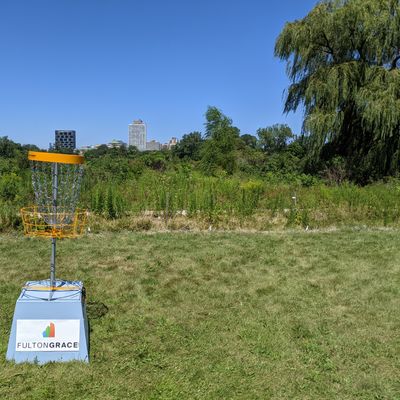 The island green on hole 5 with Willis Tower and Museum of Science and Industry in the background.