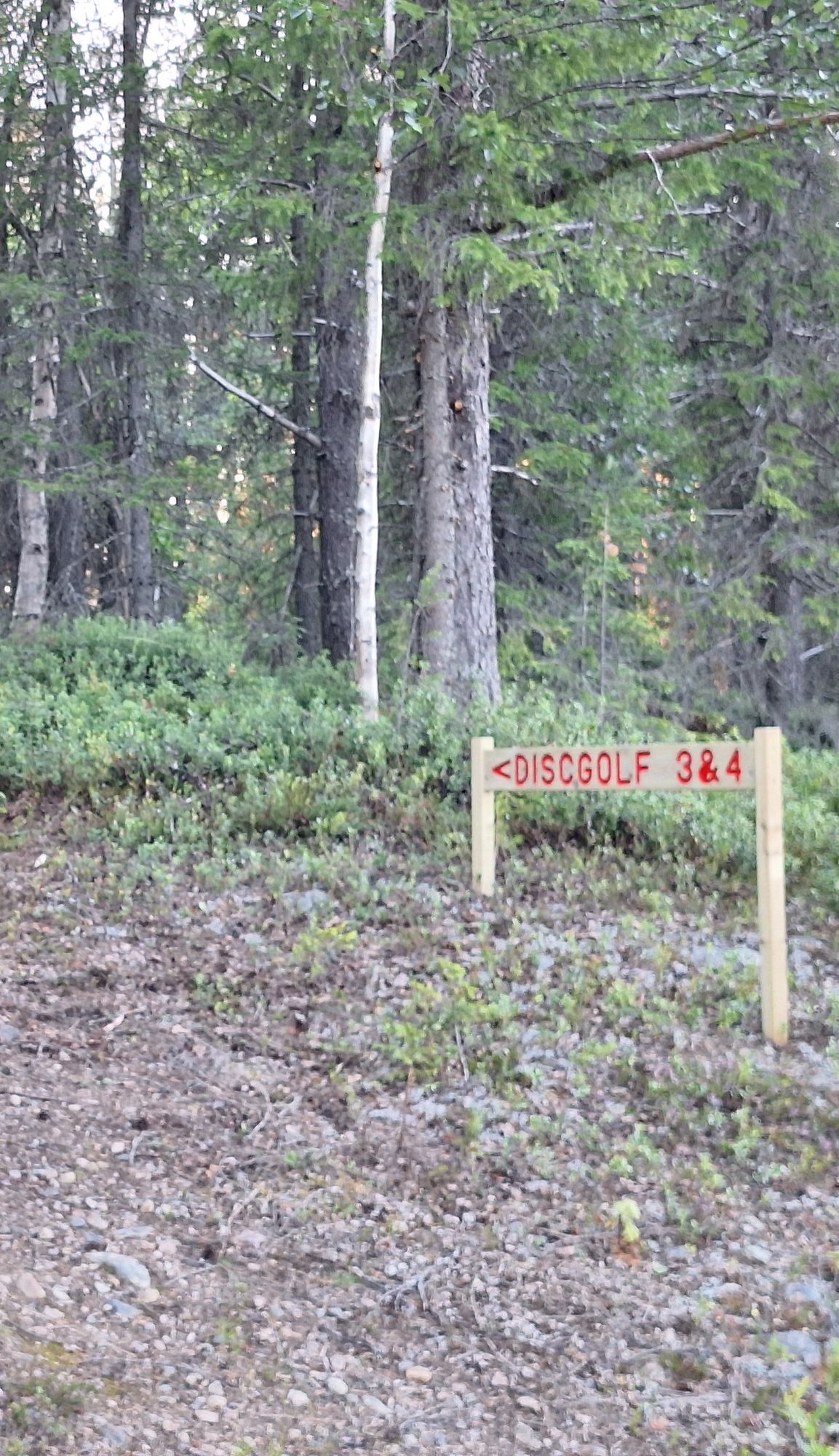 Skylt från väg 865 mot banan.
Juli 2024.