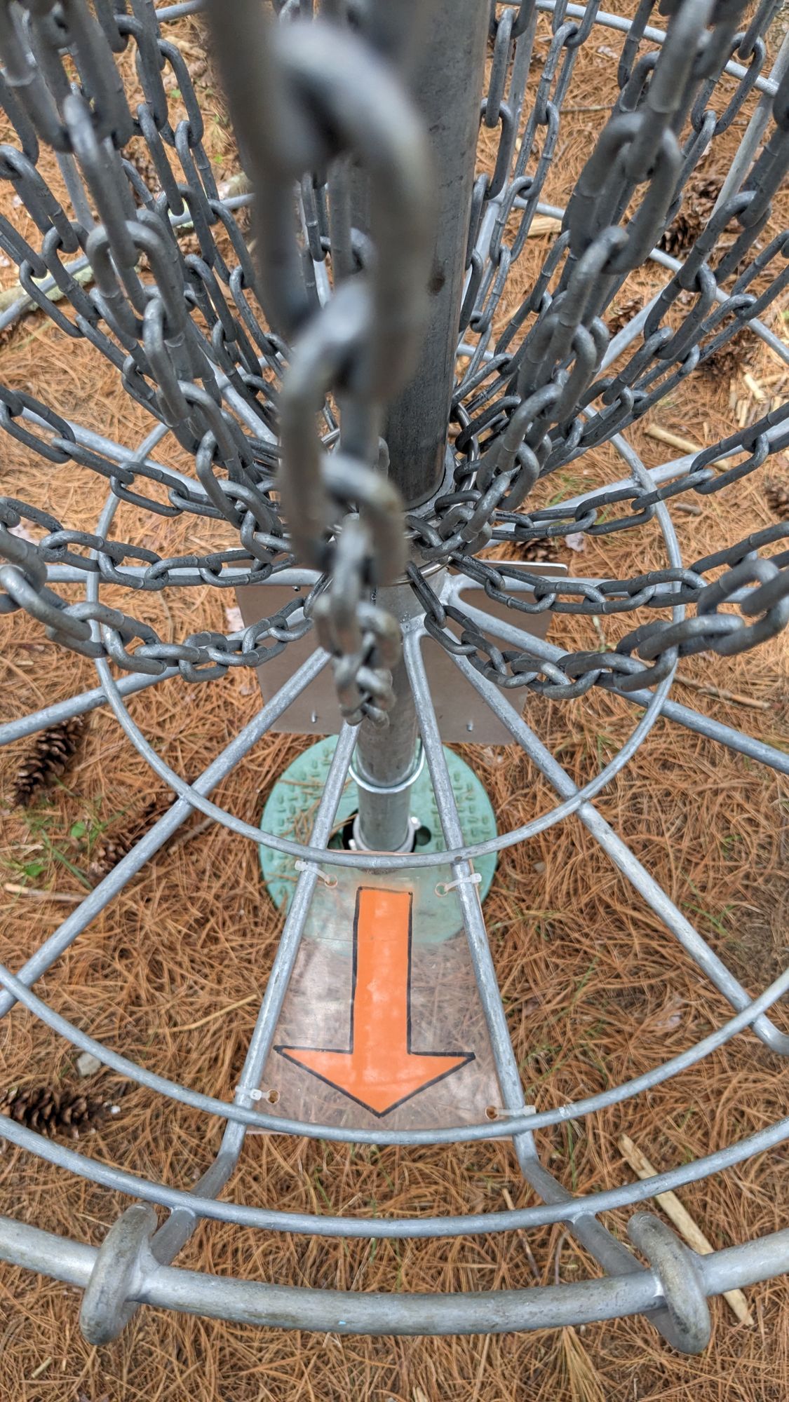 Some baskets have acrylic arrows for next hole.