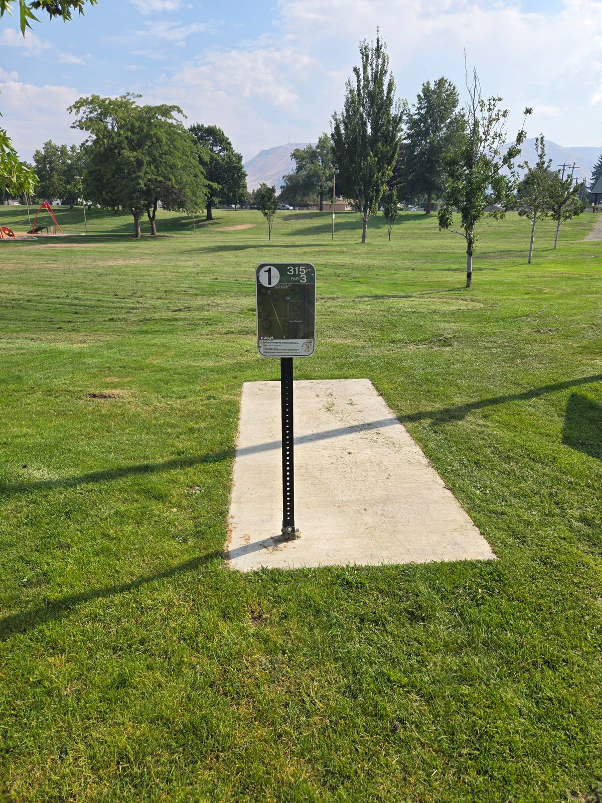 Tee signs can't be missed. 10/10 easy to find.