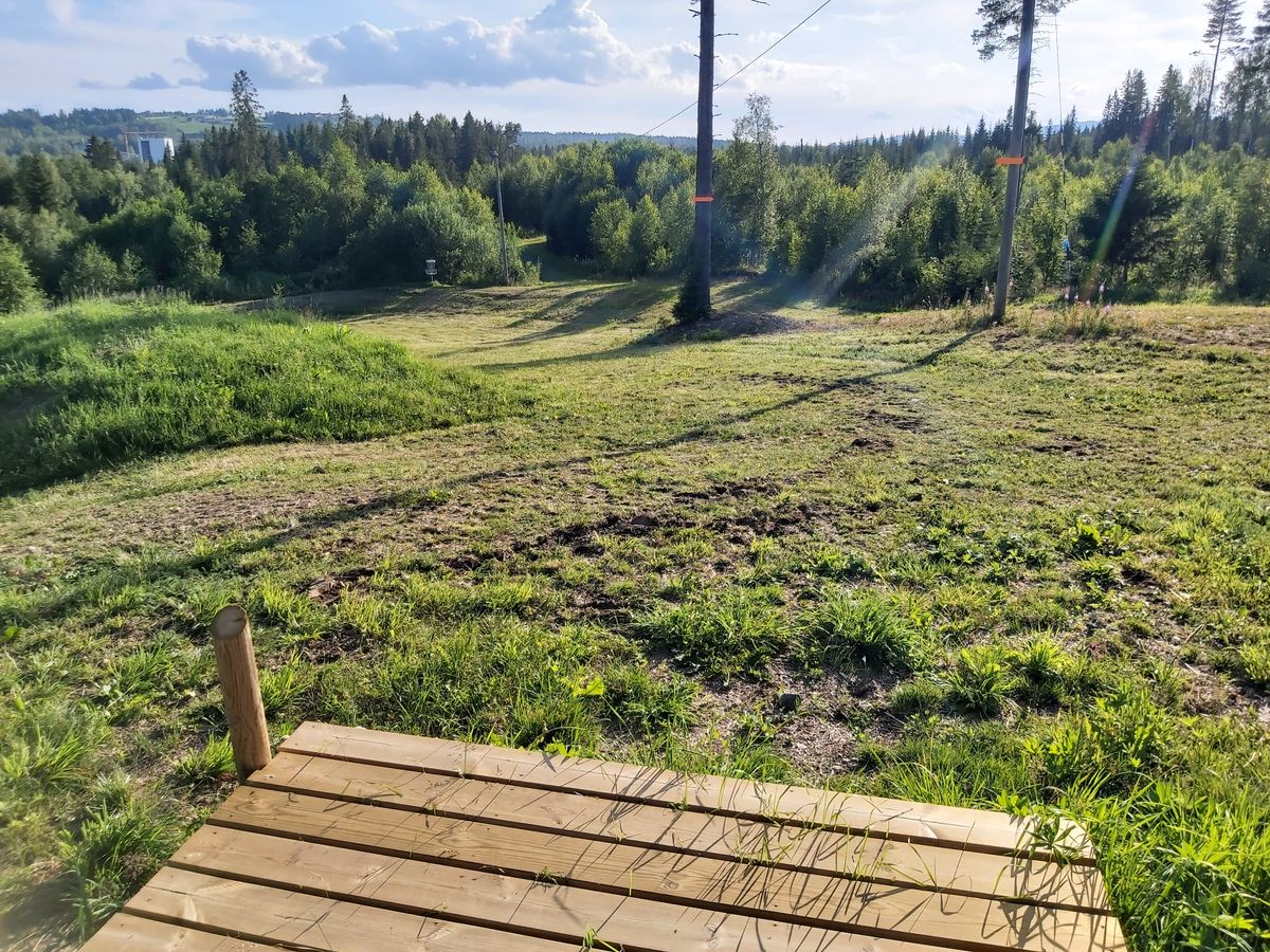 Hole 1 with mando arrows (July 2021)