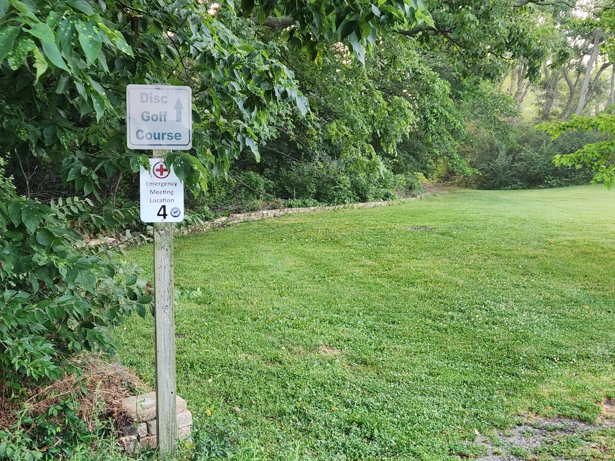 The second sign leading to the course.