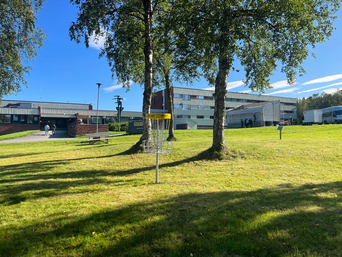 Banen er i parken utenfor Senja vgs