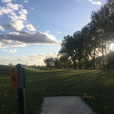 Hole #6- 454’ and the James River is just over the dike to the left