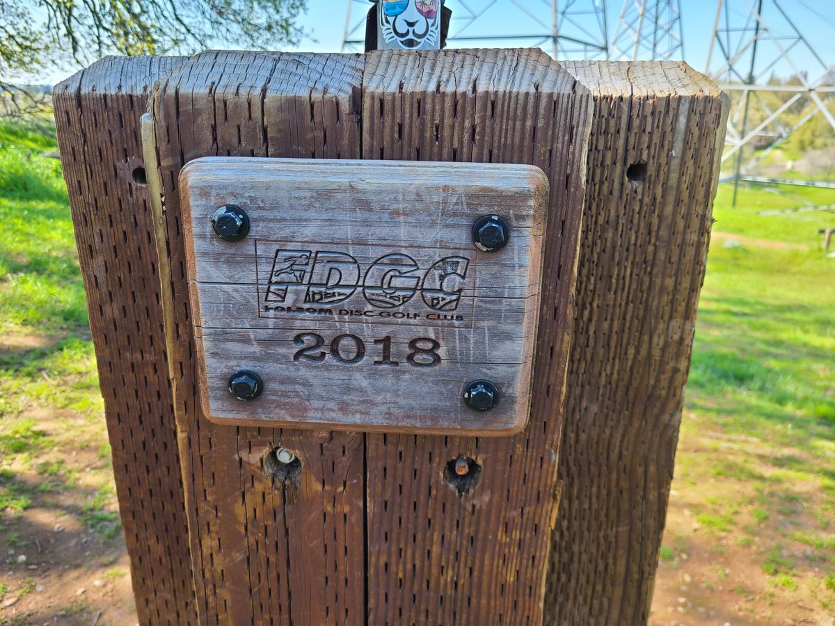 The inscription on the raised basket of hole 18.