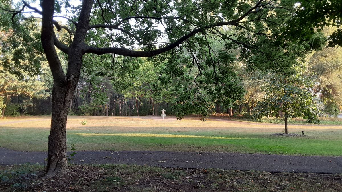 Practice putt basket.