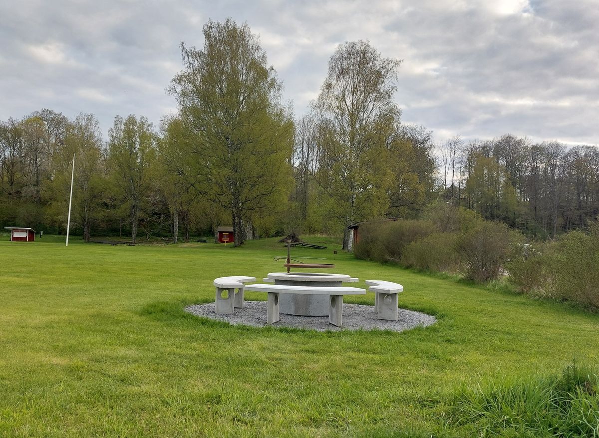 Grillplats finns nu färdig intill parkeringen😀