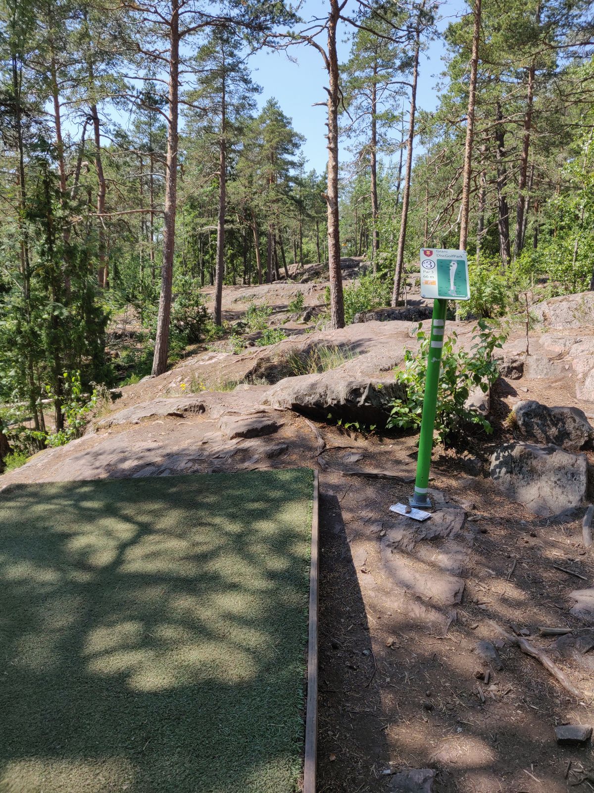 Väylä 3, vasemmalle vievää kalliota, kori tiiltä lähes suorassa linjassa