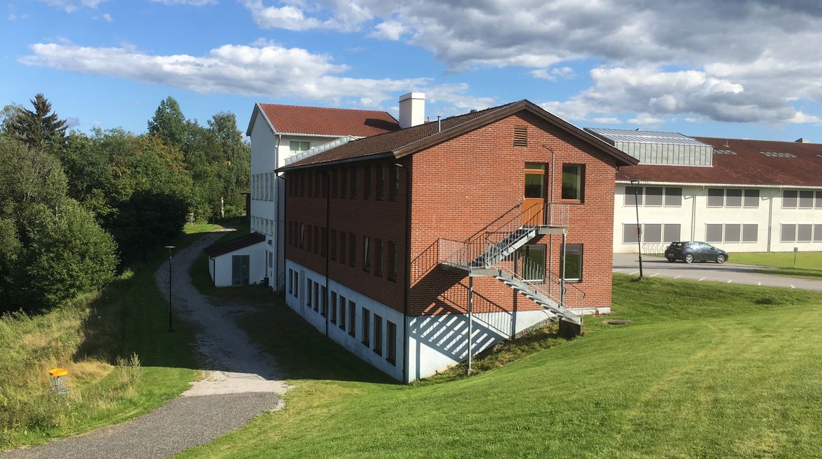Parkering ovenfor skole. Der er siste kurv
