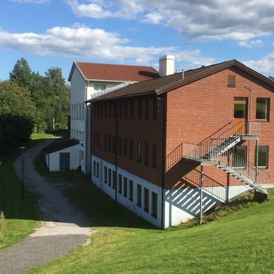 Parkering ovenfor skole. Der er siste kurv