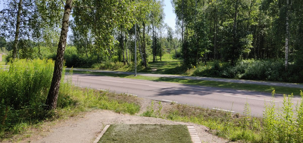 Hål 9, träffa fairway rakt fram på ett 80 meterskast så ligger du perfekt för birdien. Hålet är ett par 4 och svänger sedan in i åt höger.