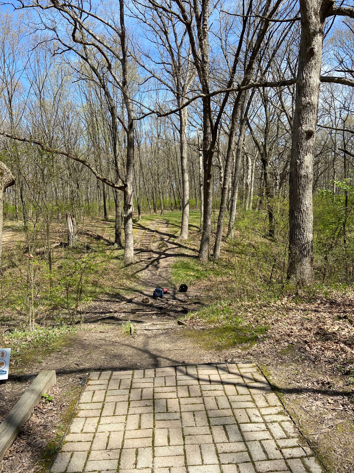 Tee of hole 15. Slight turn to the right the whole way. 304 feet.