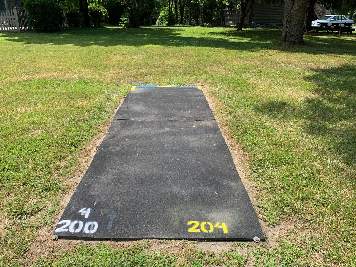 Hole 4 blue/gold tee.