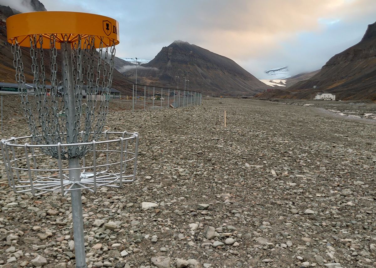 Long oppen area between the disc golf baskets