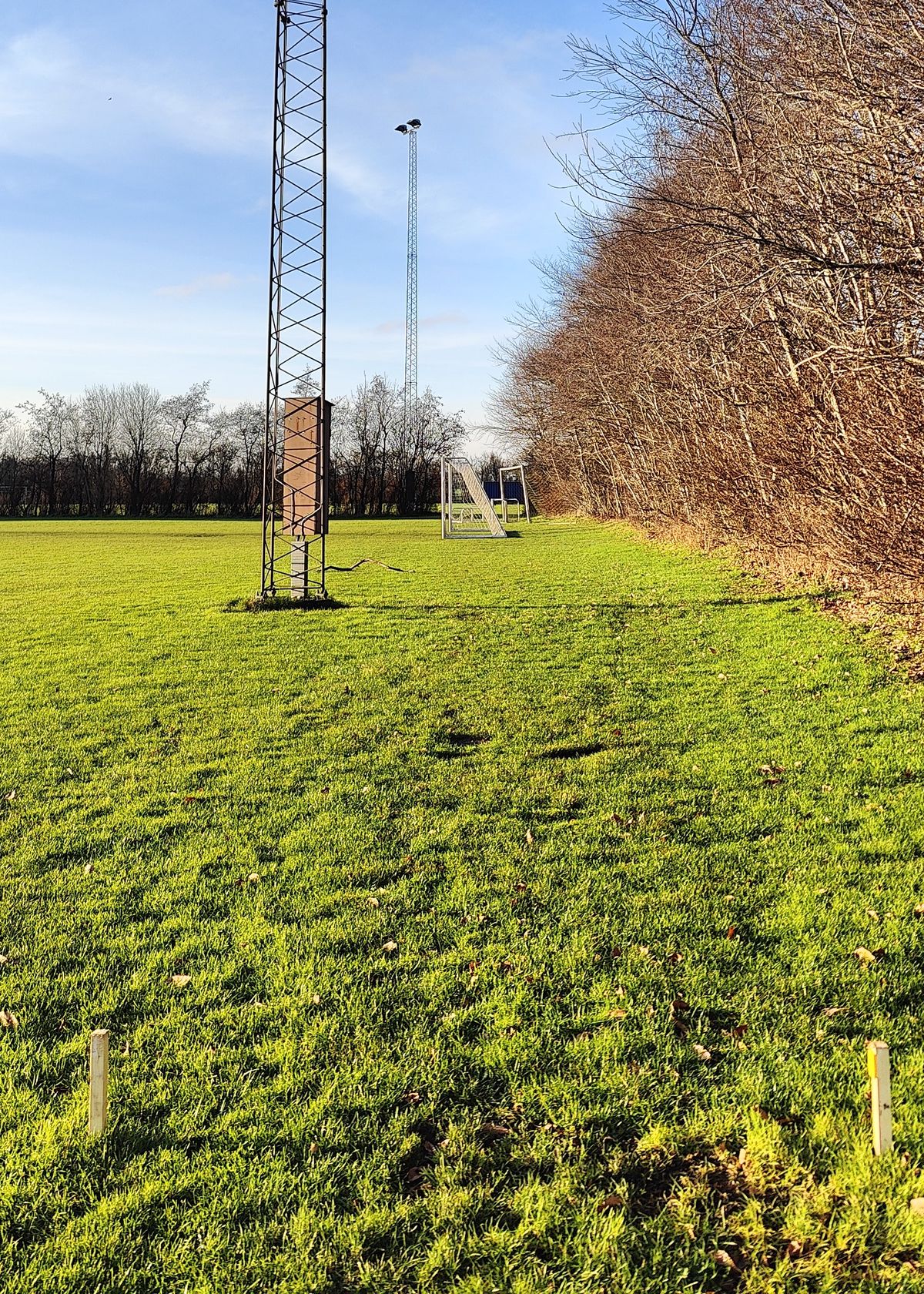Tee 7 - Mando højre om begge lysmaster. Misser du den første fra tee, er det re-tee med en straf!