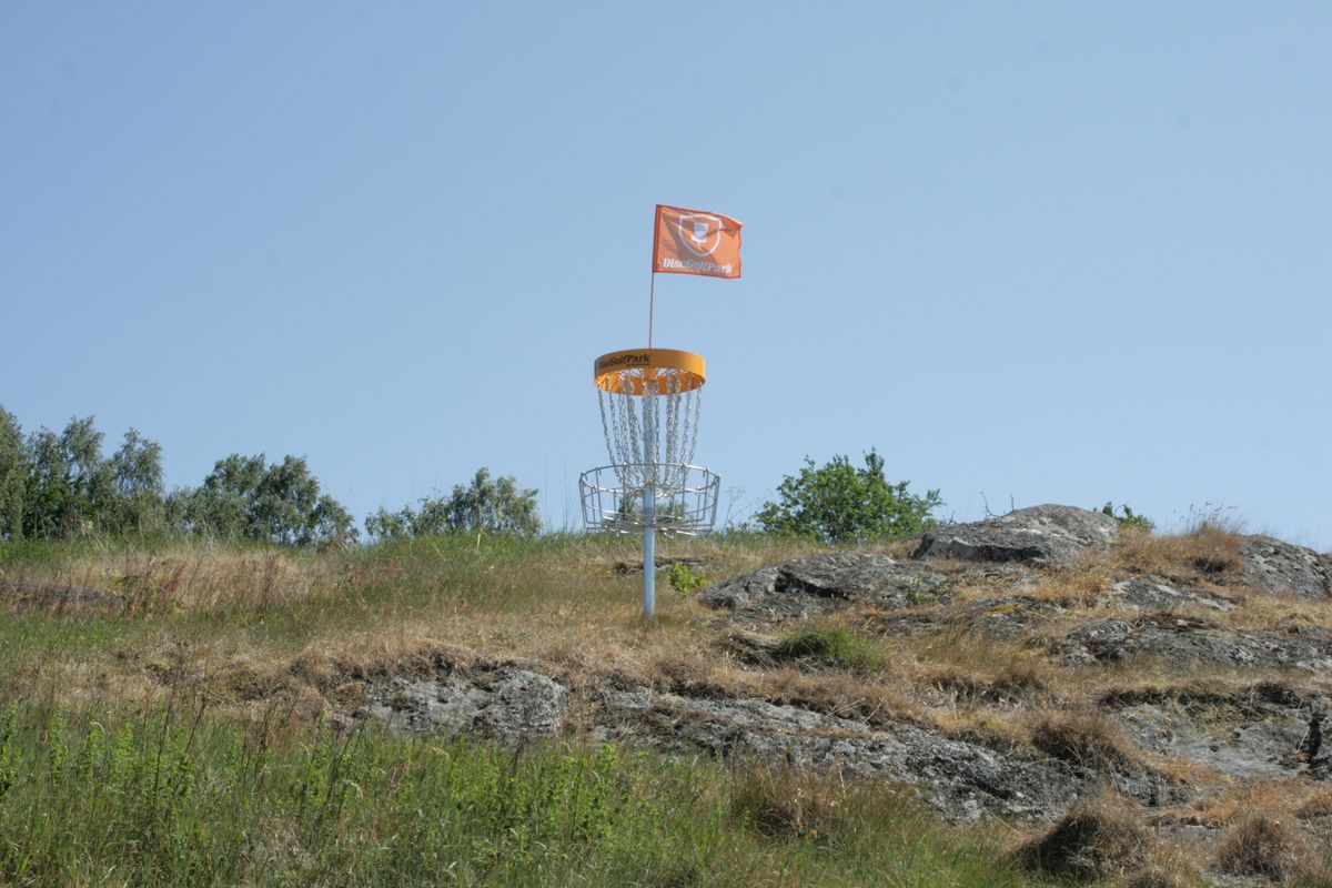 Basket hole 4 (”Storkängen”/”Stork meadow”) on Skogsbanan/Woodland course.