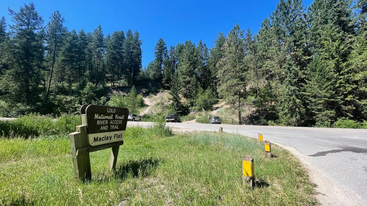 from parking lot, walking to course trail