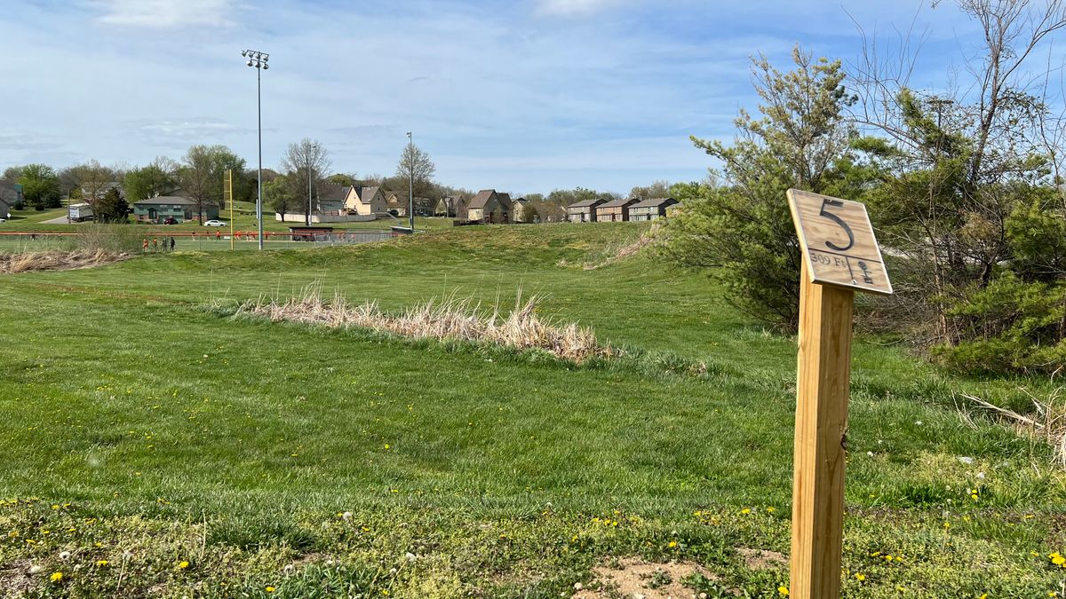 Old Hole 5, no longer in use. Ignore the tee sign
