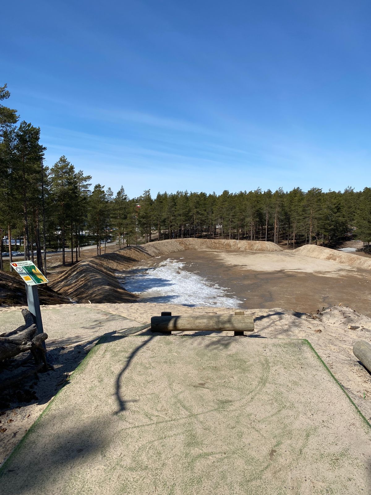 Väylä 3 heitetään tällä hetkellä hiekkavallin yli. Tarkkuutta vaaratilanteiden välttämiseksi!