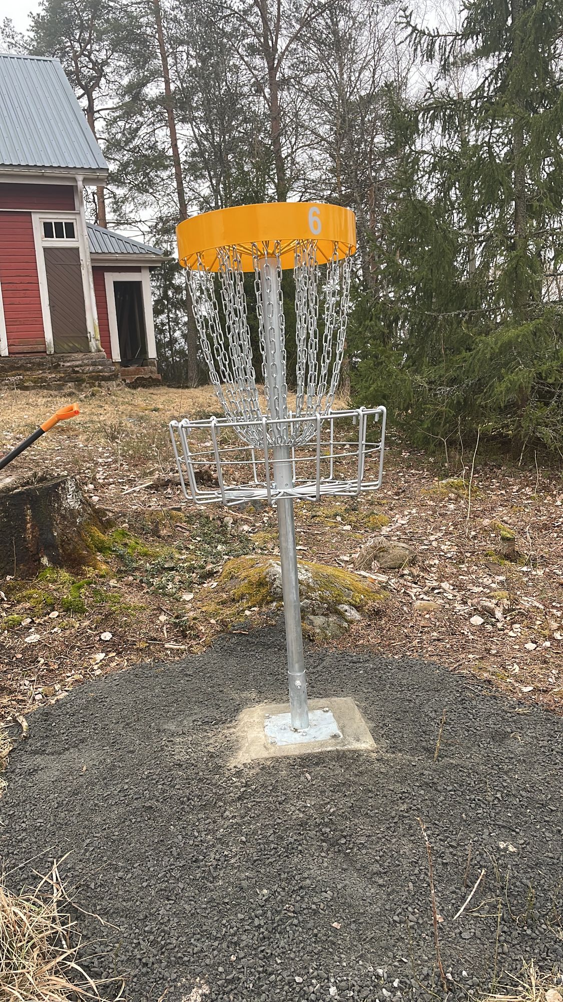 Kutosväylän kori. ''Riittääkö käsi'' ..putterilla?