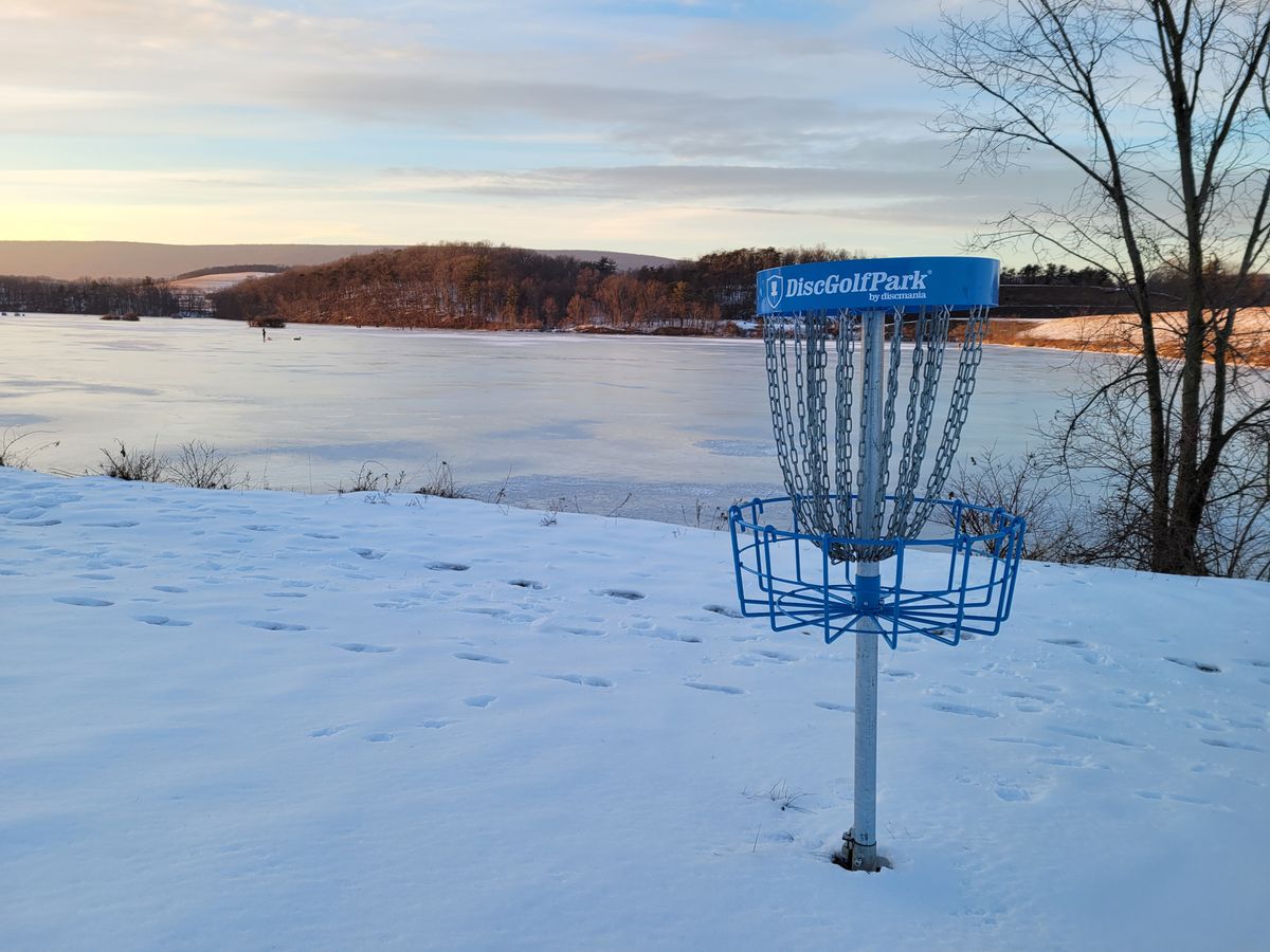 Snowy hole 18 with frozen lake.