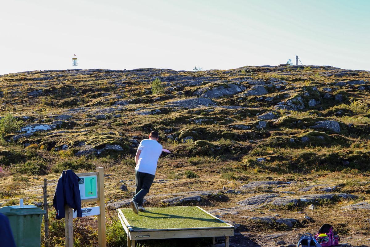 Ett av hullene med åpen fairway. Her ser du også teepad 2 på toppen.