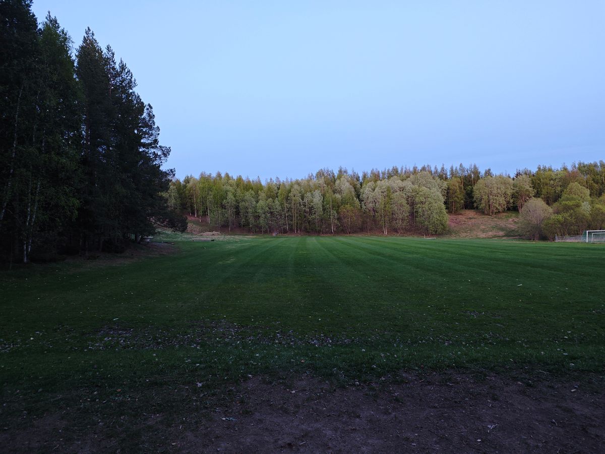 Fält för att värma upp, cirka 30 meter från utkast 1