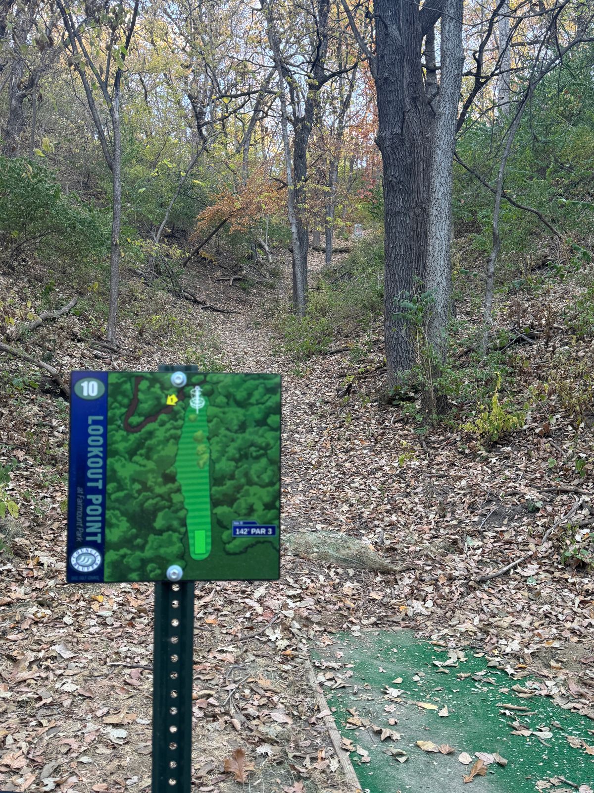 Hole 10 tee pad (hole 9 in app)