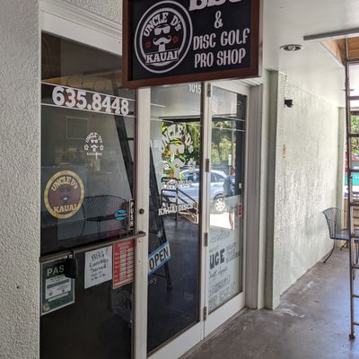 Cool little disc golf shop with BBQ and brews as well. Uncle D was helpful from the moment we walked into the shop.