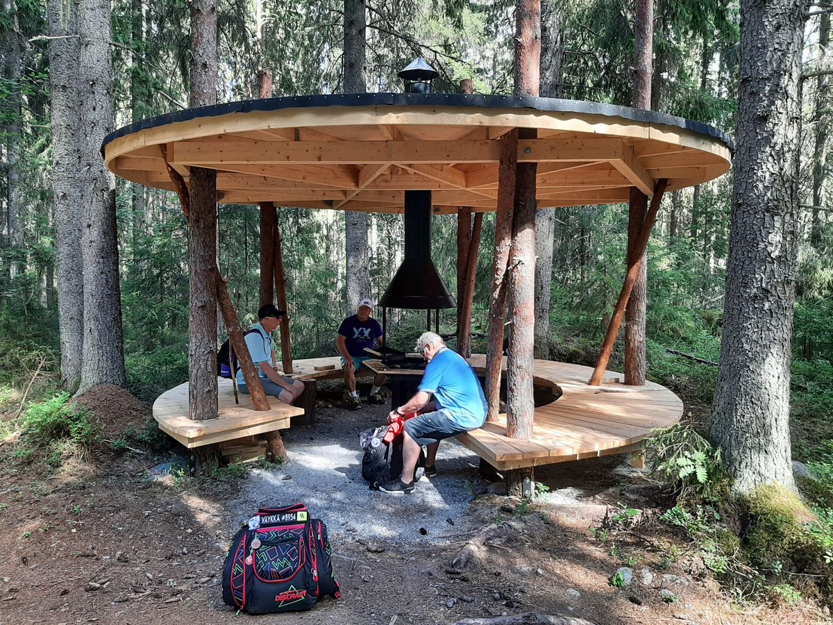 Nuotiopaikka 9./10.väylän siirtymällä.