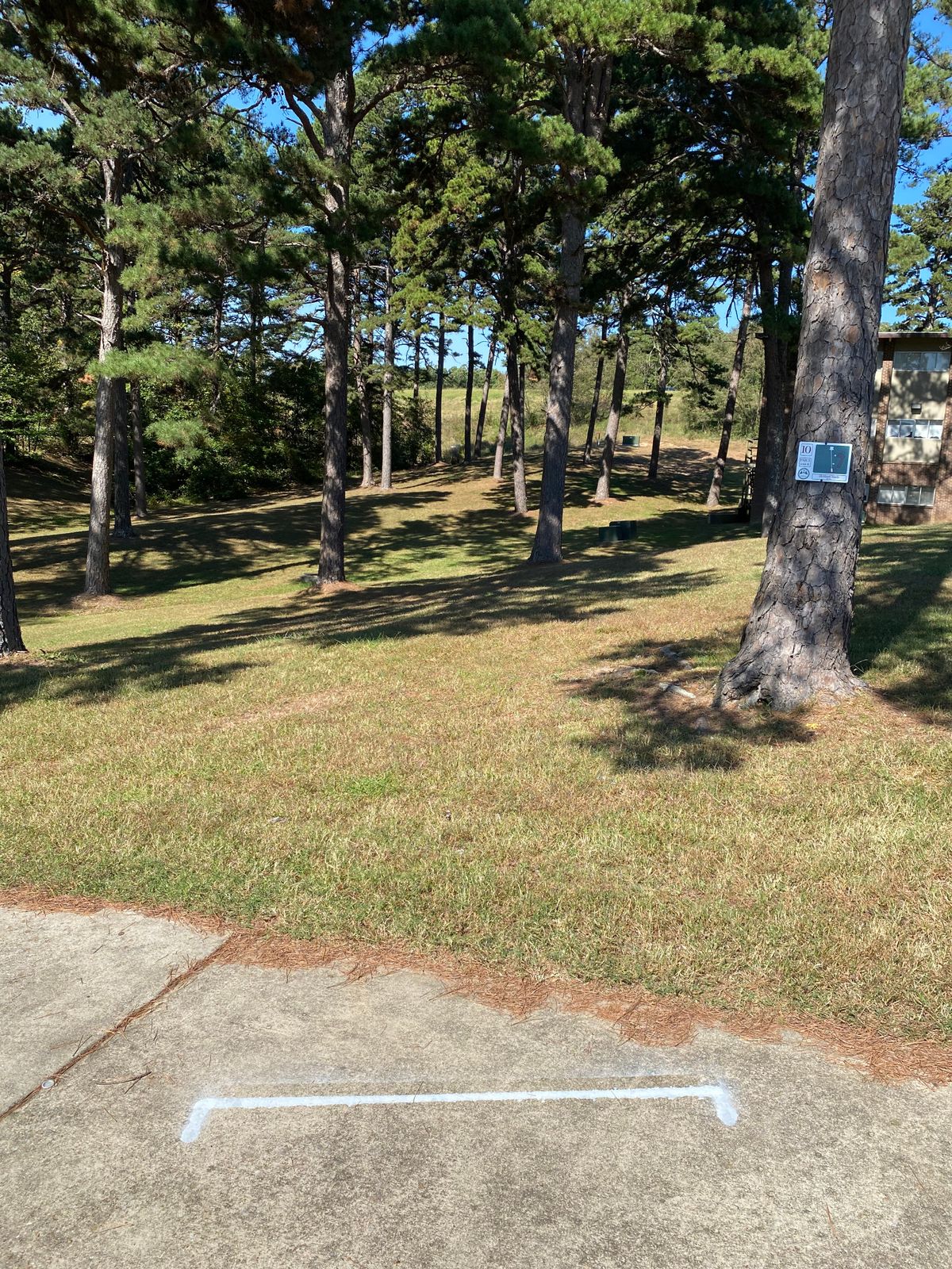 Hole 10 tee pad (red/white)
