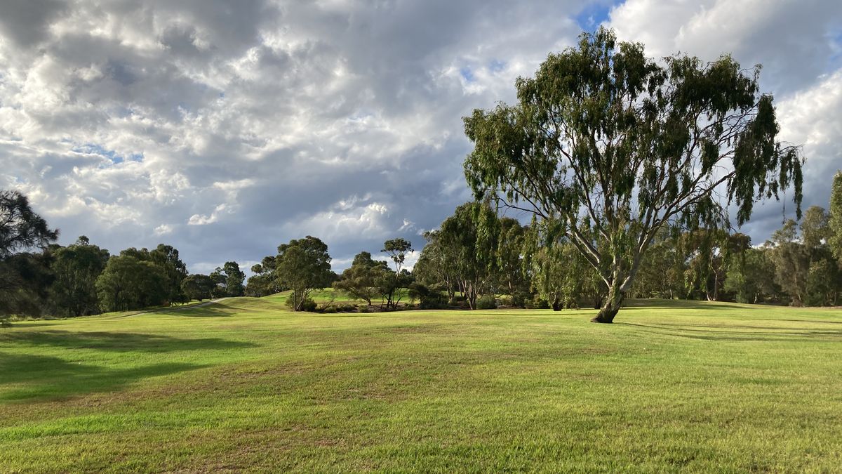 Great course in a stunning park, absolutely picturesque.