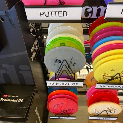 Stort utbud av diskar och discgolfutrustning