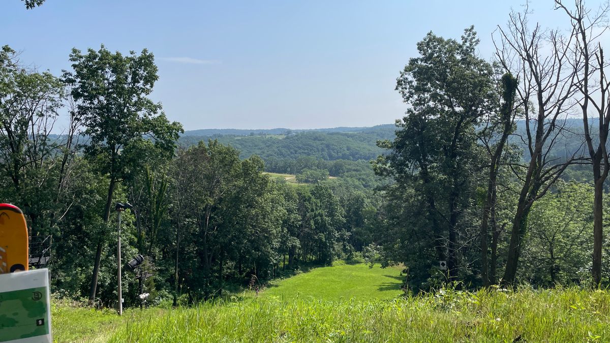 Hole 9, long downhill made for forehand.