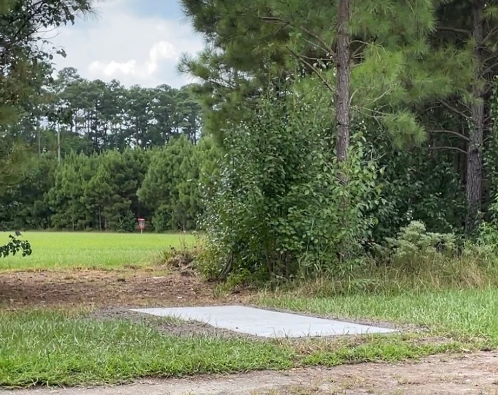 Hole 3: Early gap and right-turning shot.