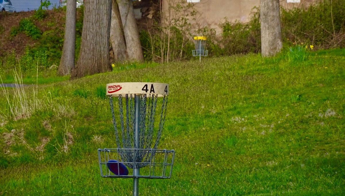 Hole 4A and 4B baskets