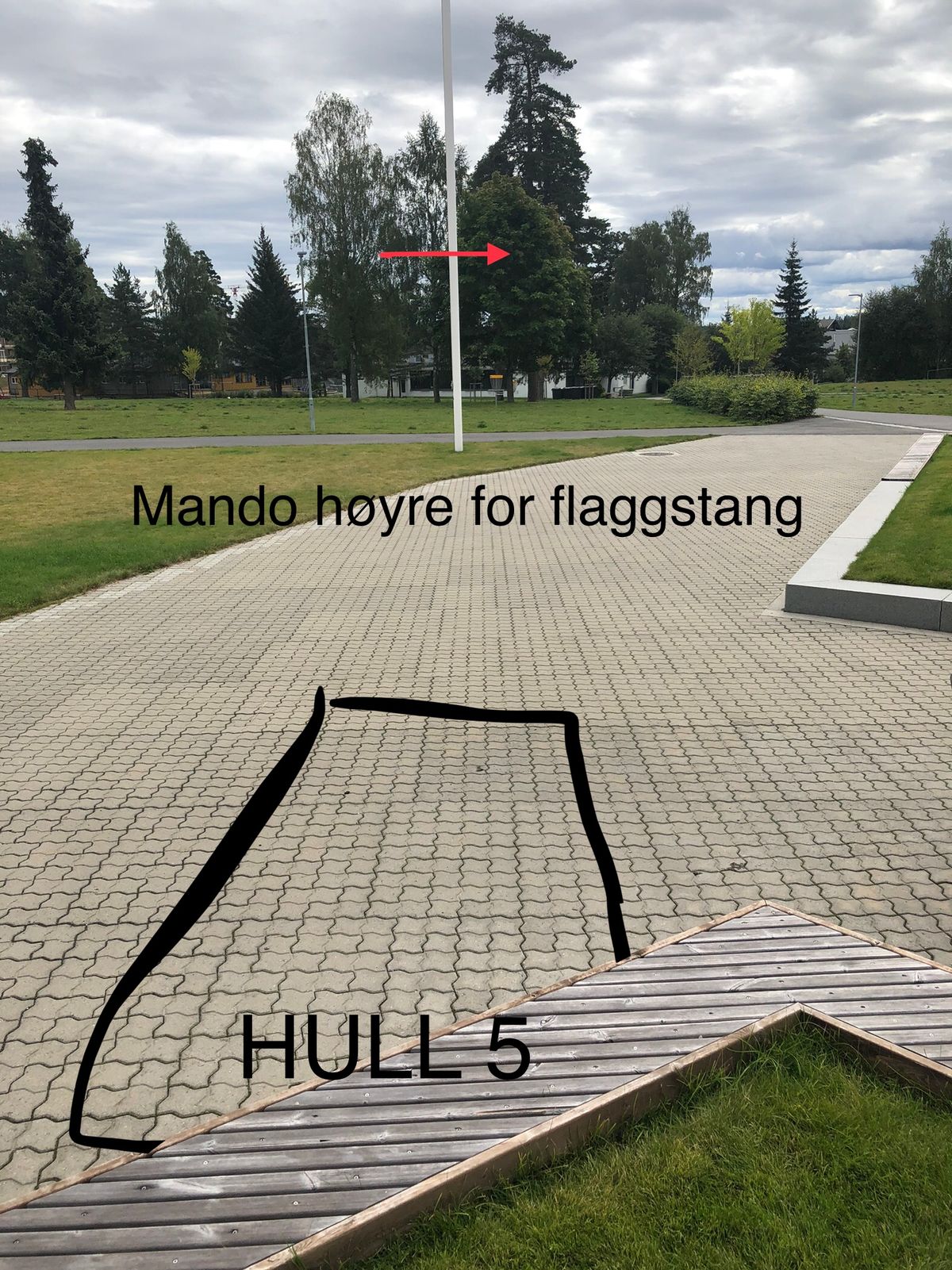 Hull 5. Mando til høyre for flaggstang. Ved bom dropzone høyre side ved flaggstanga.