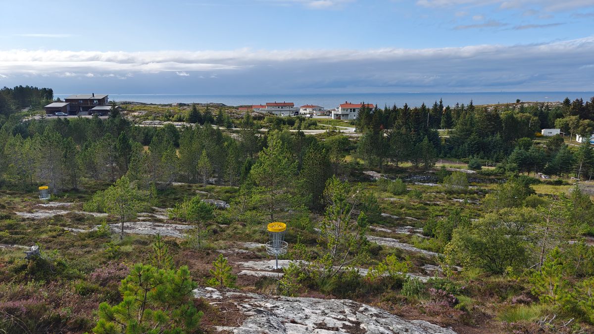 Vy från rastplatsen vid hål åtta.
