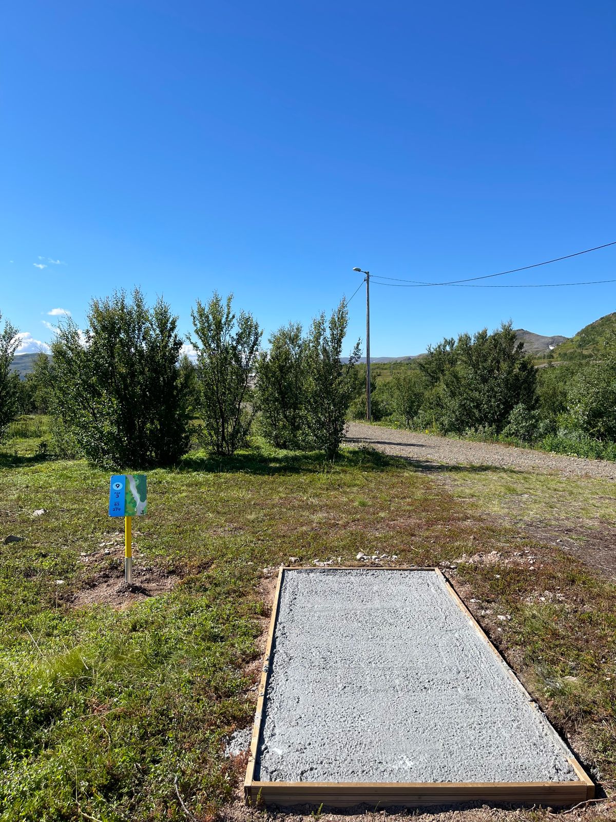 Teepad og teesign ved hull 9