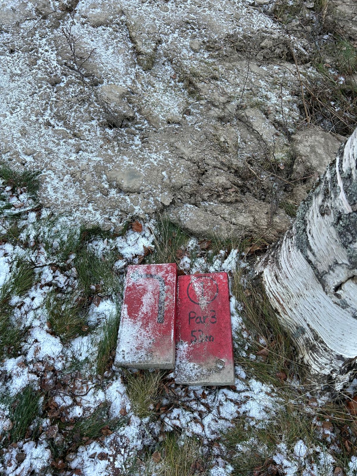 Första hålet kolla noga att ingen kommer på gångvägen
