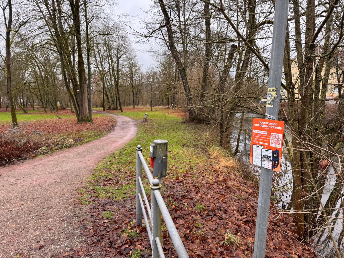 UDisc Schild und Blick Richtung Bahn 1