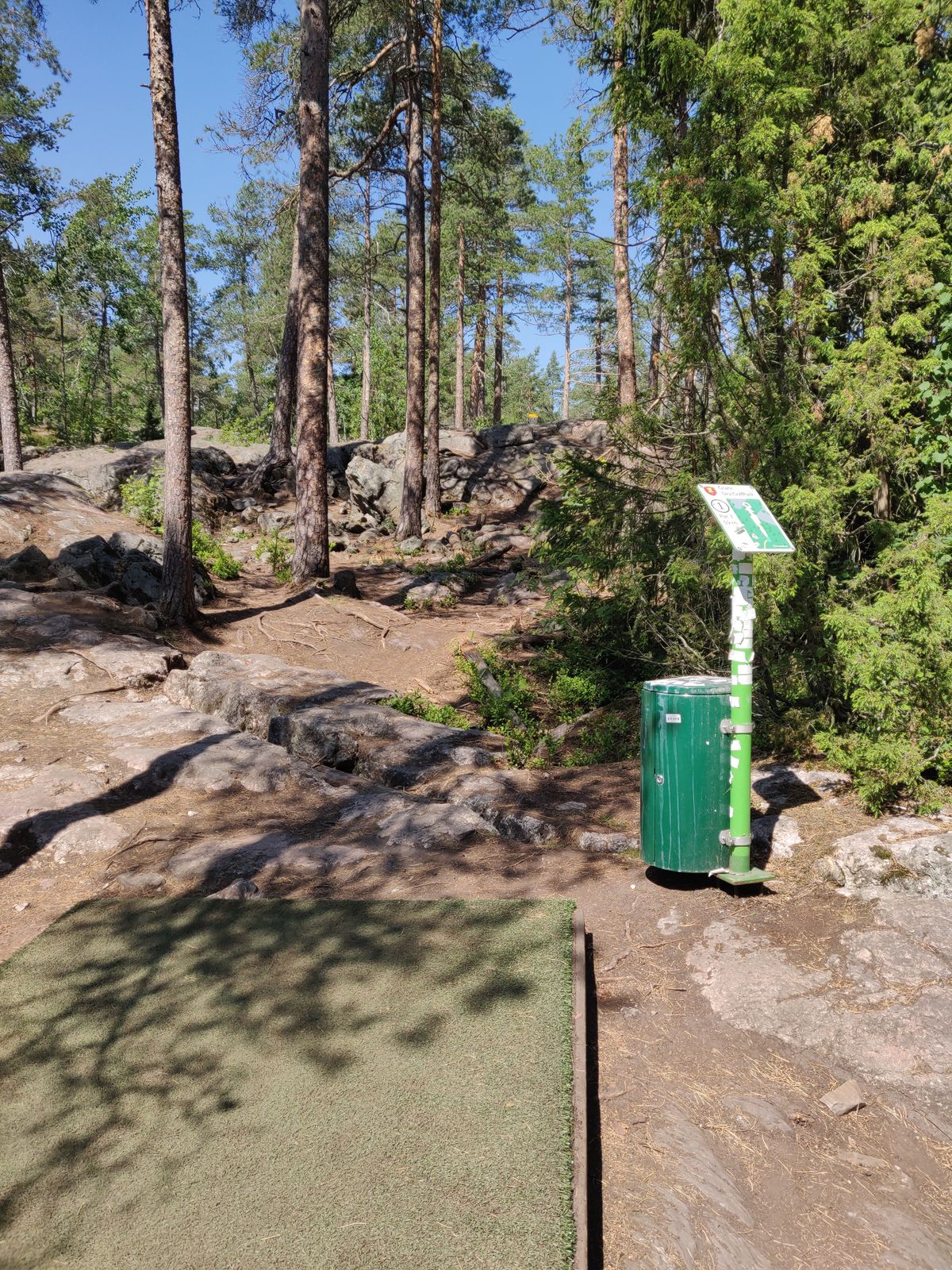 Väylä yksi, kori suoraan edessä, puiden jälkeen oikealla on kori #9