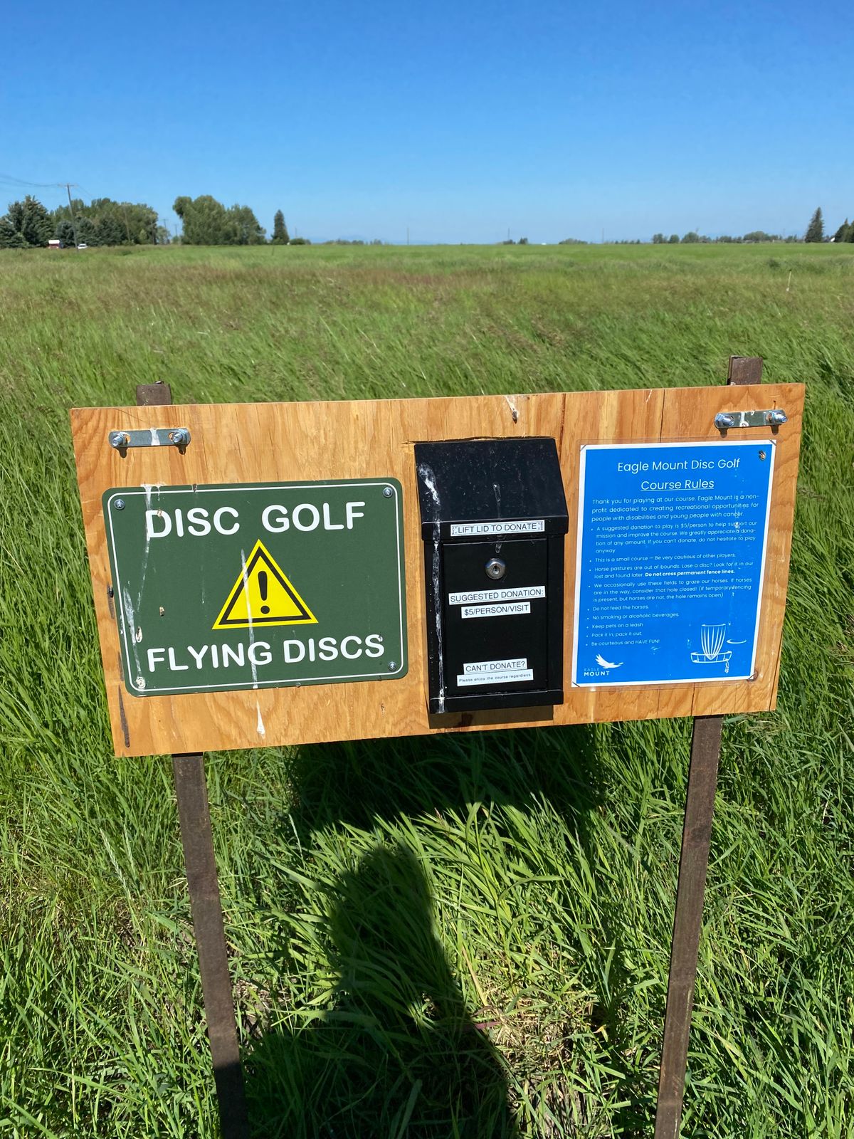 Sign near hole 1
Has course rules and suggested donation box