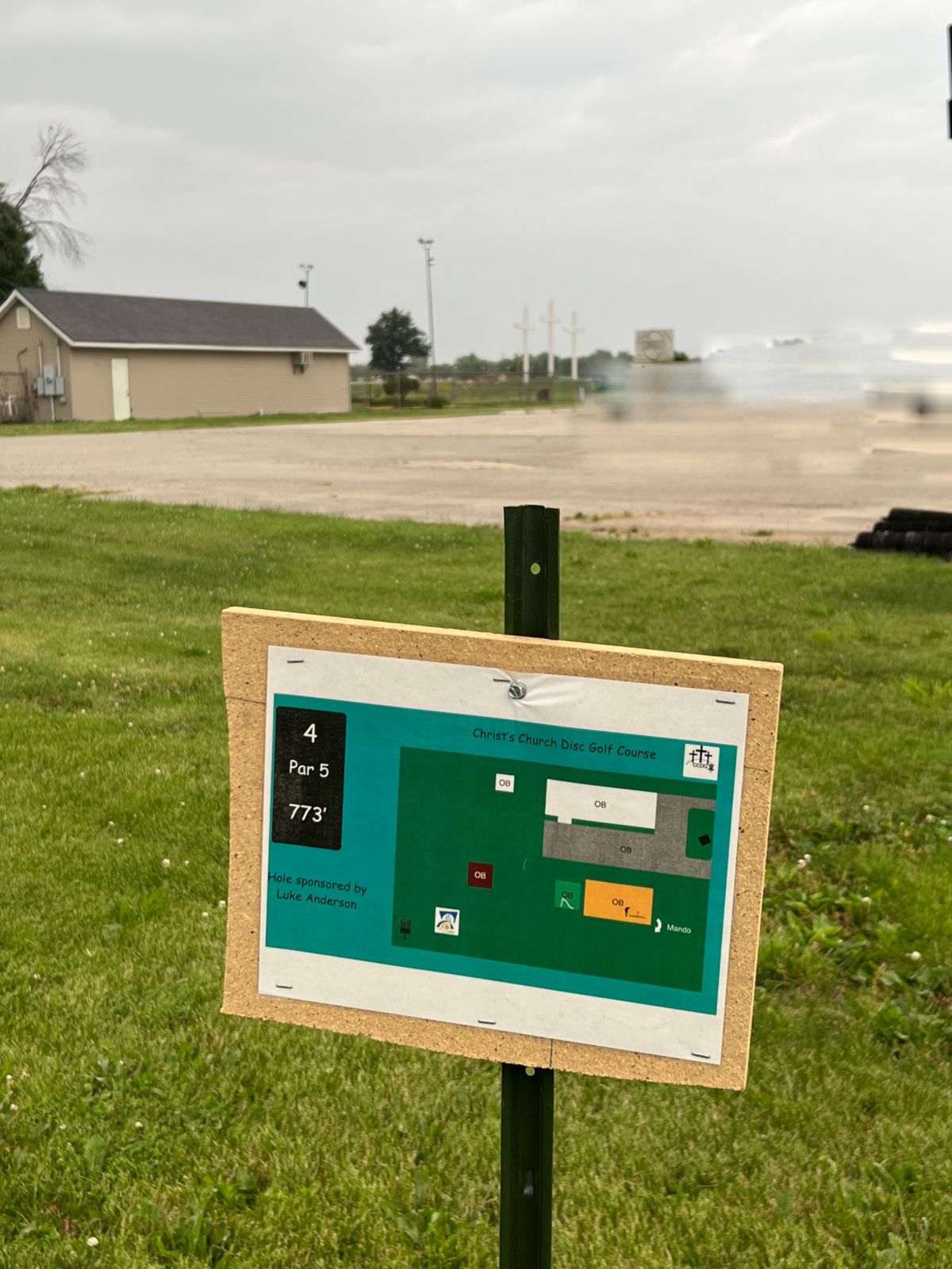 hole 4 sign/pad with crosses in background